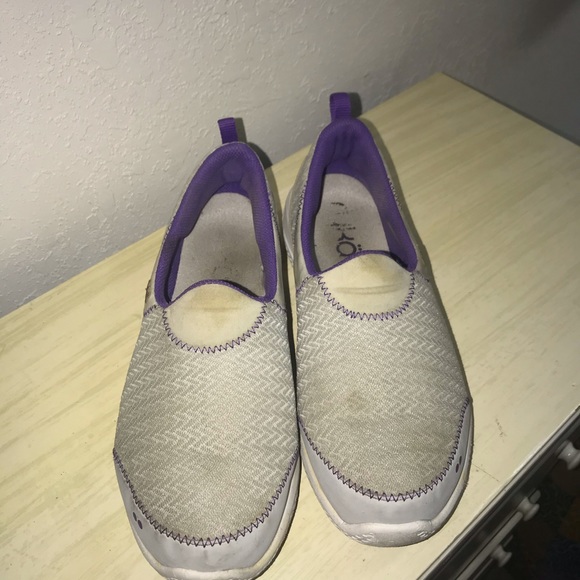 Gently used gym shoes - Picture 1 of 2